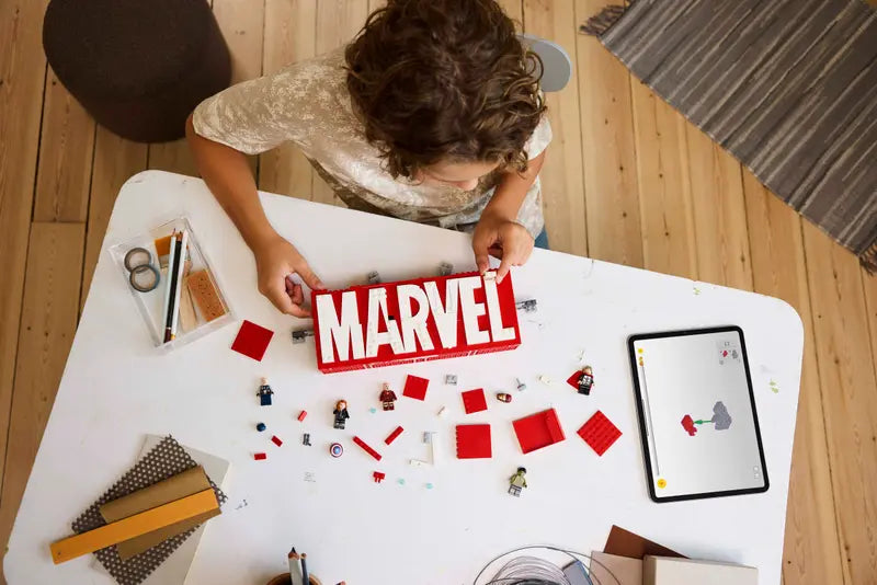 LEGO - 76313 - MARVEL - Marvel Logo & Minifigures - 931pcs