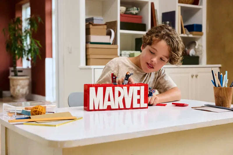 LEGO - 76313 - MARVEL - Marvel Logo & Minifigures - 931pcs