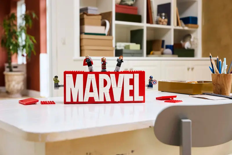 LEGO - 76313 - MARVEL - Marvel Logo & Minifigures - 931pcs