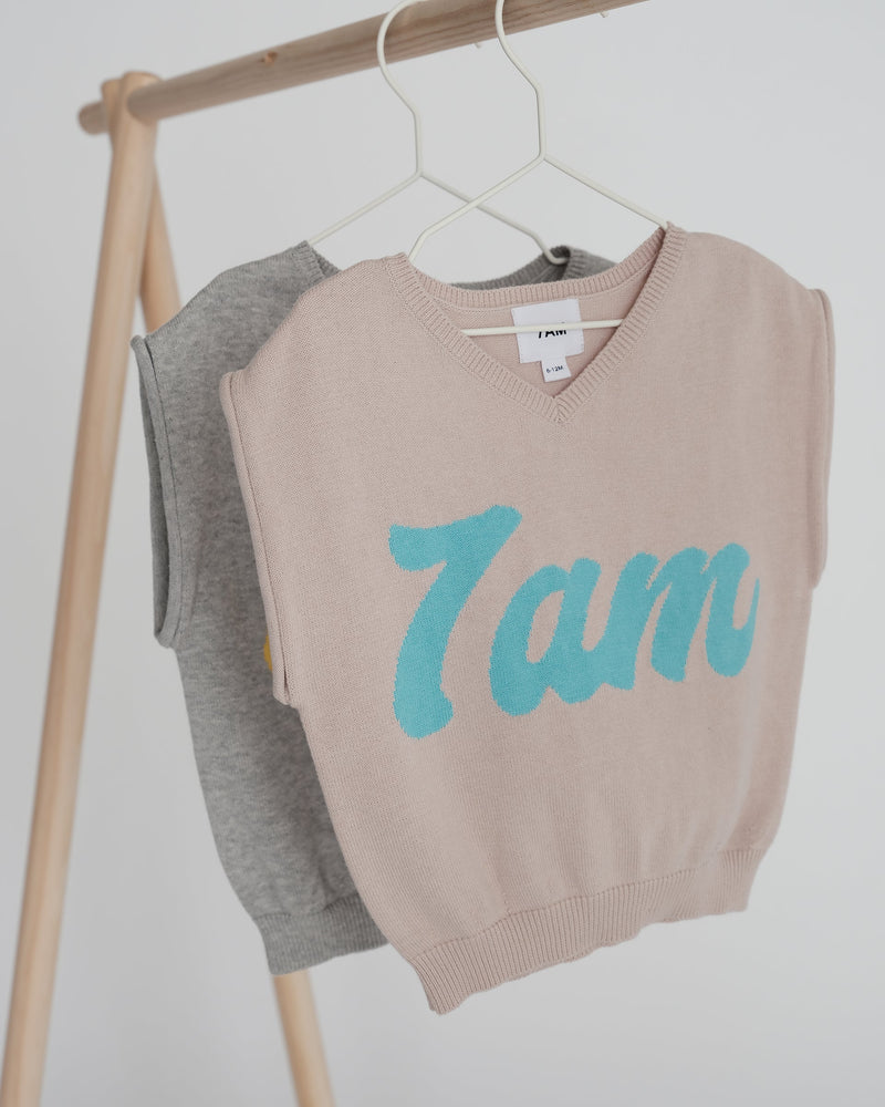 7AM Enfant - Gilet Col V Boxy Logo 7AM