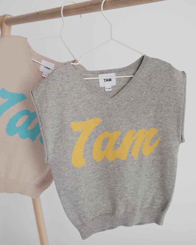 7AM Enfant - Gilet Col V Boxy Logo 7AM